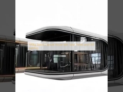 Maison Capsule Spatiale de 500 kg avec Panneaux Solaires et Éclairage LED