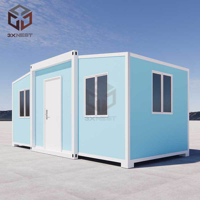 Une maison miniature modernement agrandie