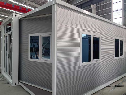 Isolation en mousse de polyuréthane et fenêtre coulissante en alliage d'aluminium dans une maison de conteneurs extensible pour logements temporaires ou permanents